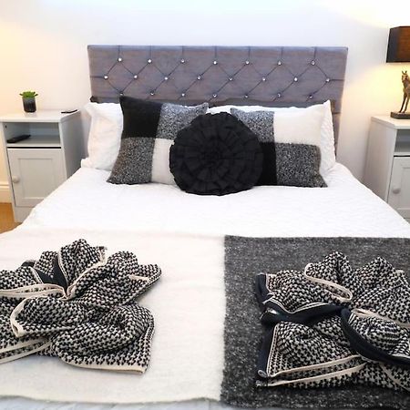 New Sunset Square Eastbourne 2 Bed Apartment, Long Stay Welcome Exterior photo