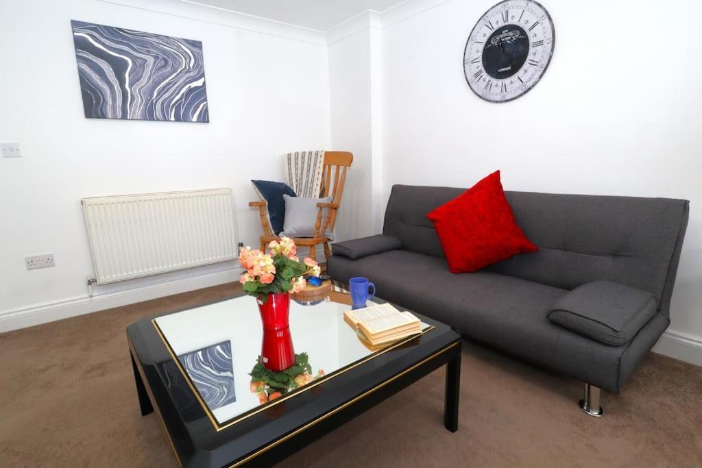 New Sunset Square Eastbourne 2 Bed Apartment, Long Stay Welcome Exterior photo