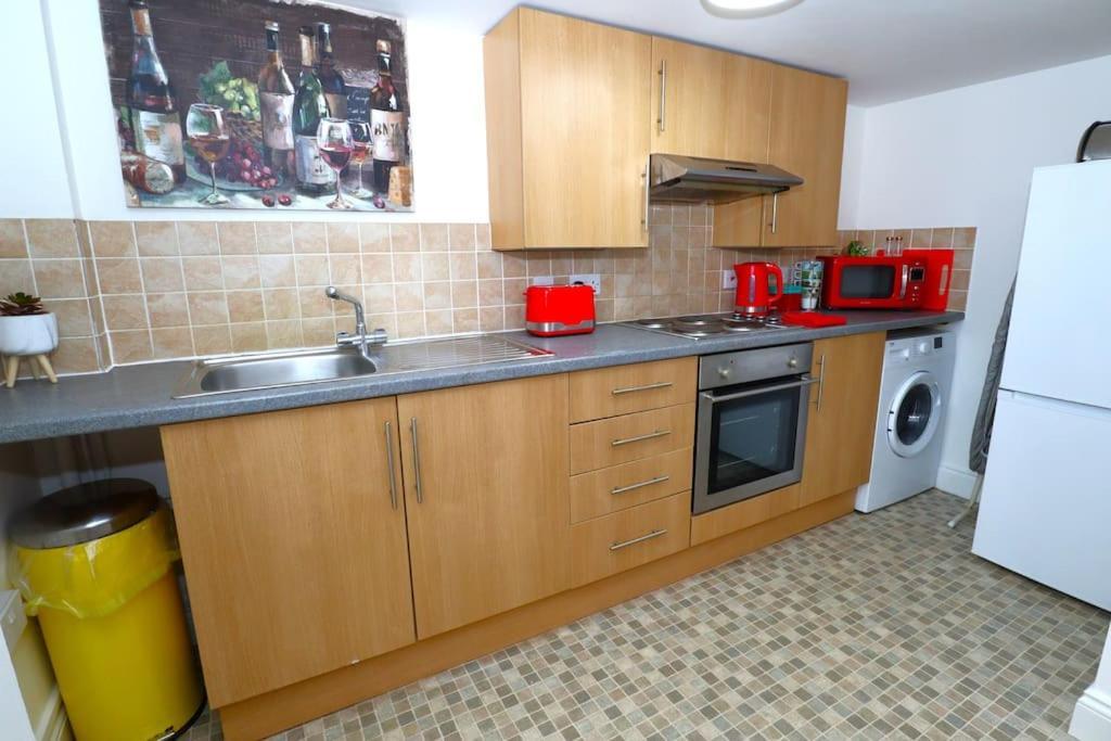 New Sunset Square Eastbourne 2 Bed Apartment, Long Stay Welcome Exterior photo