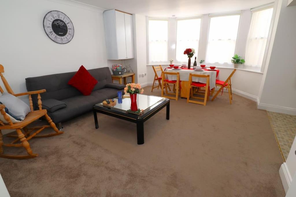 New Sunset Square Eastbourne 2 Bed Apartment, Long Stay Welcome Exterior photo