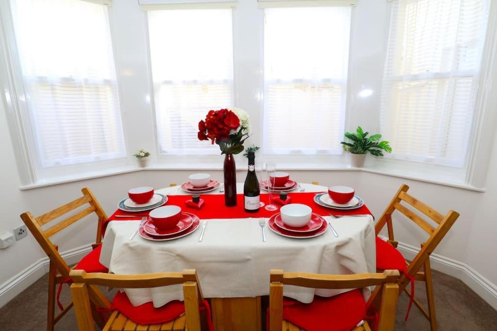 New Sunset Square Eastbourne 2 Bed Apartment, Long Stay Welcome Exterior photo
