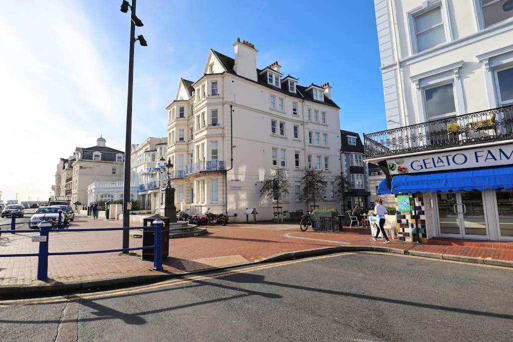 New Sunset Square Eastbourne 2 Bed Apartment, Long Stay Welcome Exterior photo