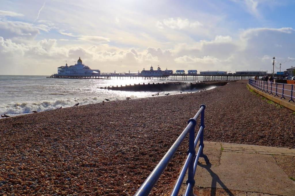 New Sunset Square Eastbourne 2 Bed Apartment, Long Stay Welcome Exterior photo