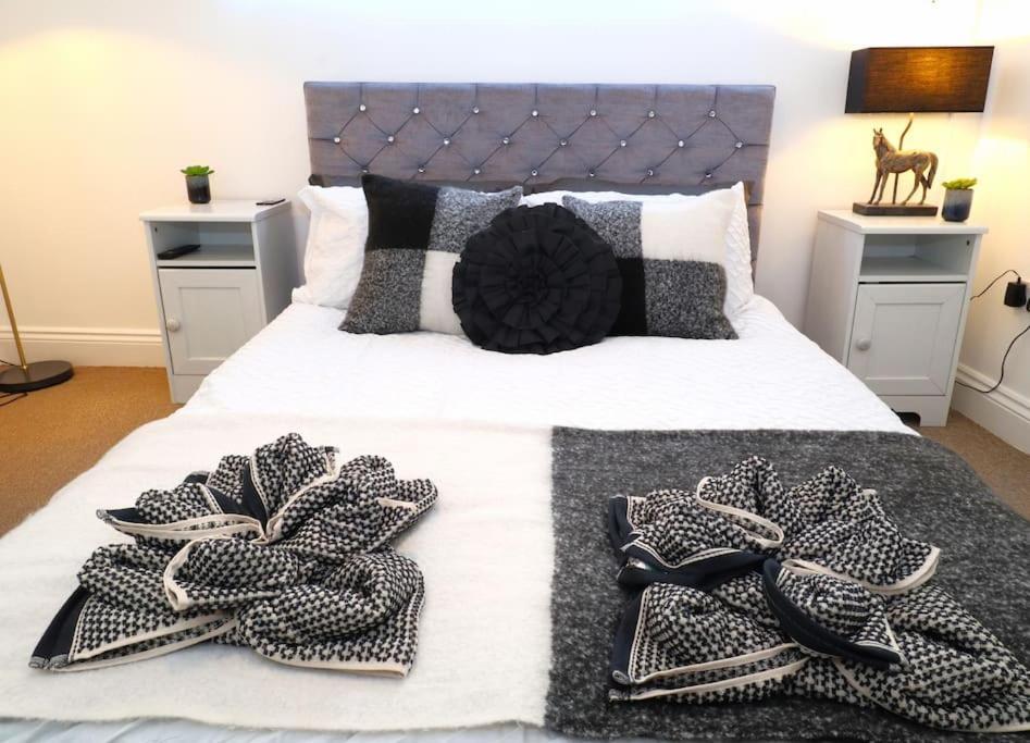 New Sunset Square Eastbourne 2 Bed Apartment, Long Stay Welcome Exterior photo