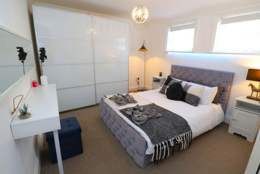 New Sunset Square Eastbourne 2 Bed Apartment, Long Stay Welcome Exterior photo