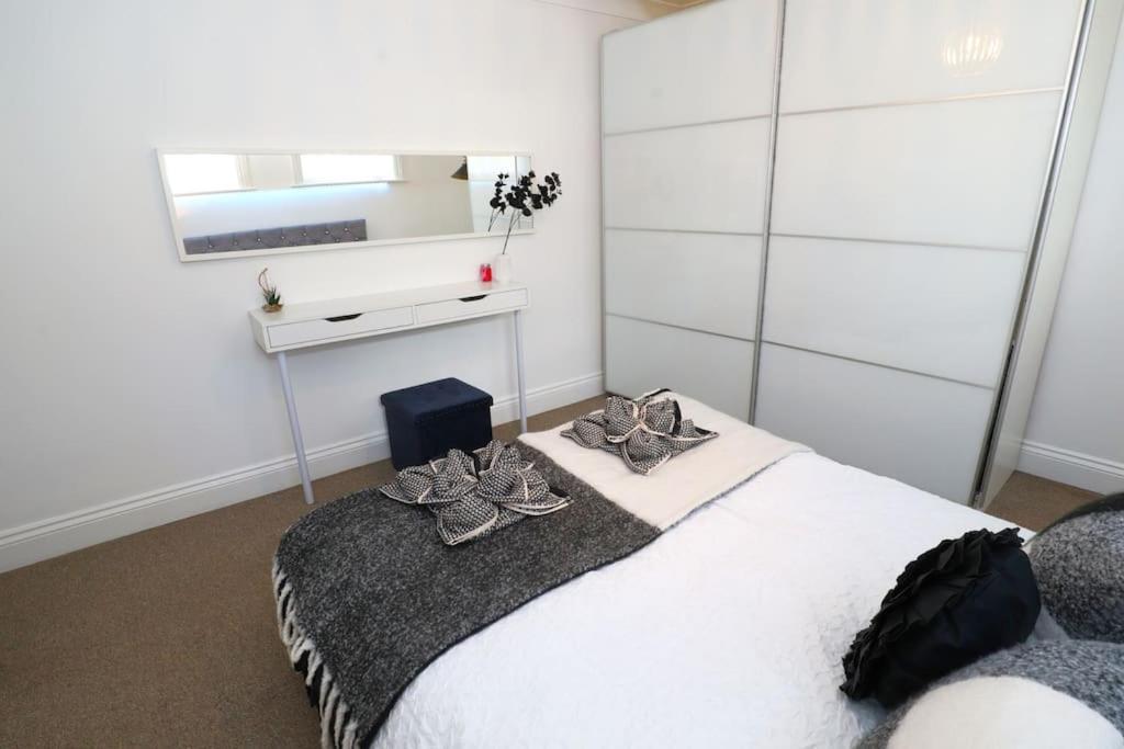 New Sunset Square Eastbourne 2 Bed Apartment, Long Stay Welcome Exterior photo