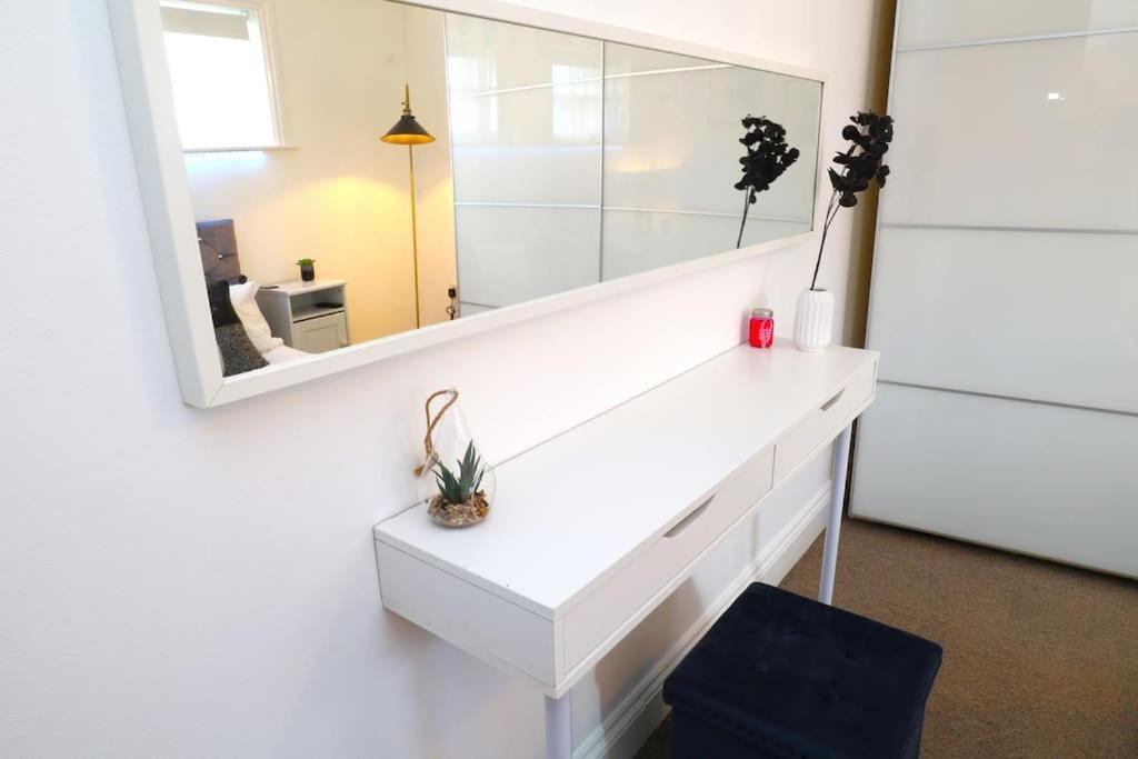 New Sunset Square Eastbourne 2 Bed Apartment, Long Stay Welcome Exterior photo