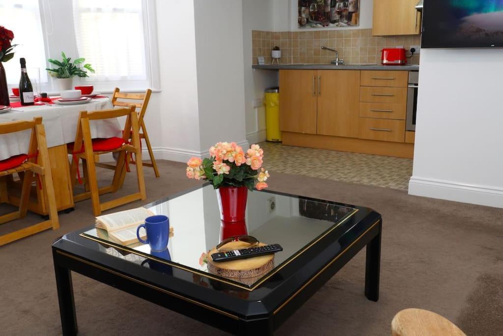 New Sunset Square Eastbourne 2 Bed Apartment, Long Stay Welcome Exterior photo